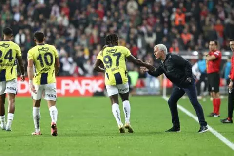 مزح مع الرجل الخطأ.. ماكسيمان يحرج نفسه أمام مورينيو في فنربخشة